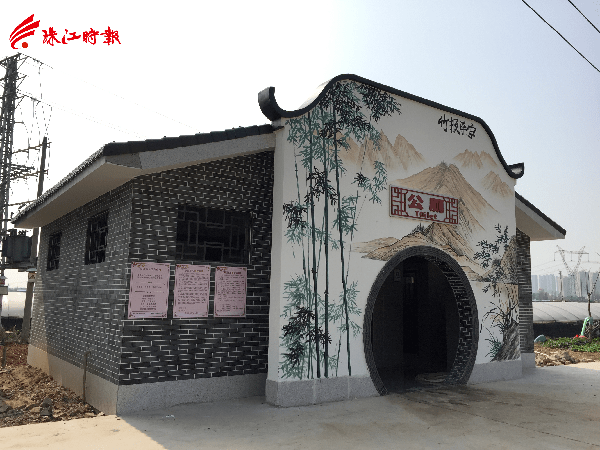 岭南风格墙画绘画在公厕外墙.