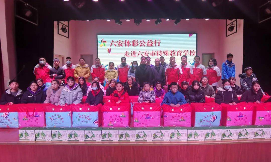 体彩志愿者将价值近2万元的棉衣,书包,水彩笔,笔袋,钢笔,尺规套装等