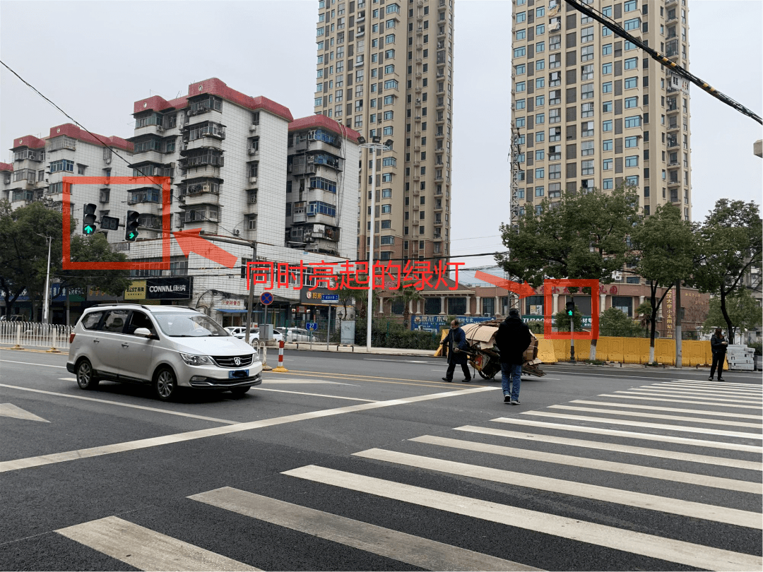 纸坊大街西交路交汇处人行横道信号灯故障,行人过马路