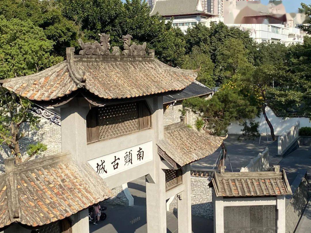 就会爱上的图书馆 桌椅都配备阅读灯 南头古城  南头古城是深圳现存