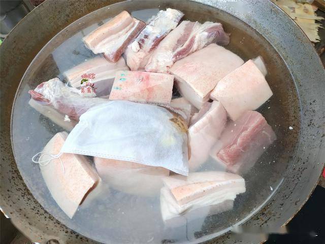 锅大更加方便,小孩子添柴烧火,大人煮肉,年味就这样变浓了