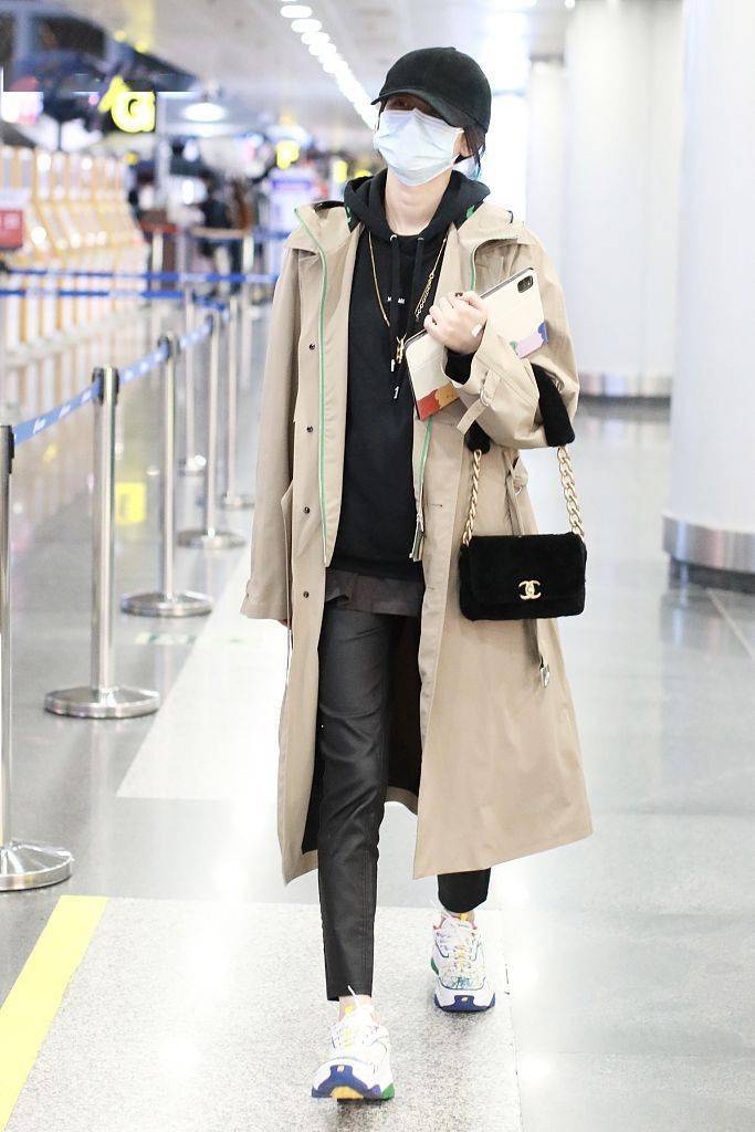2021年2月6日,北京,孙怡机场街拍. 手袋:chanel