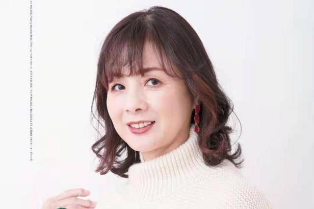 四五十岁的女人烫啥发型洋气减龄?端庄优雅的搭肩烫,时髦有气质