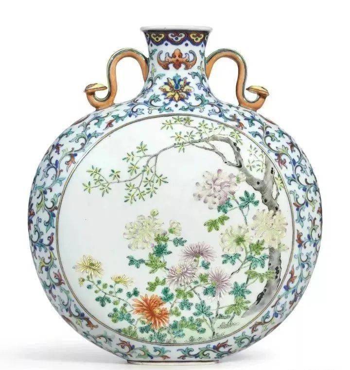 后来慢慢知道了:粉彩是中国瓷器史上,最晚出现的瓷器品类,康熙朝晚期