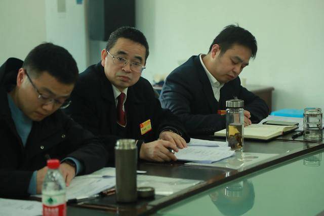 纪委书记荣思东,总会计师胡伟科参加行政后勤职代小组搪圹会