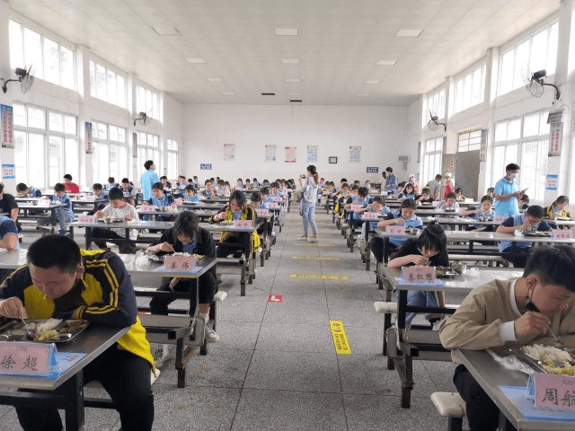 新洲这所农村中学首次评选年度校园十大新闻