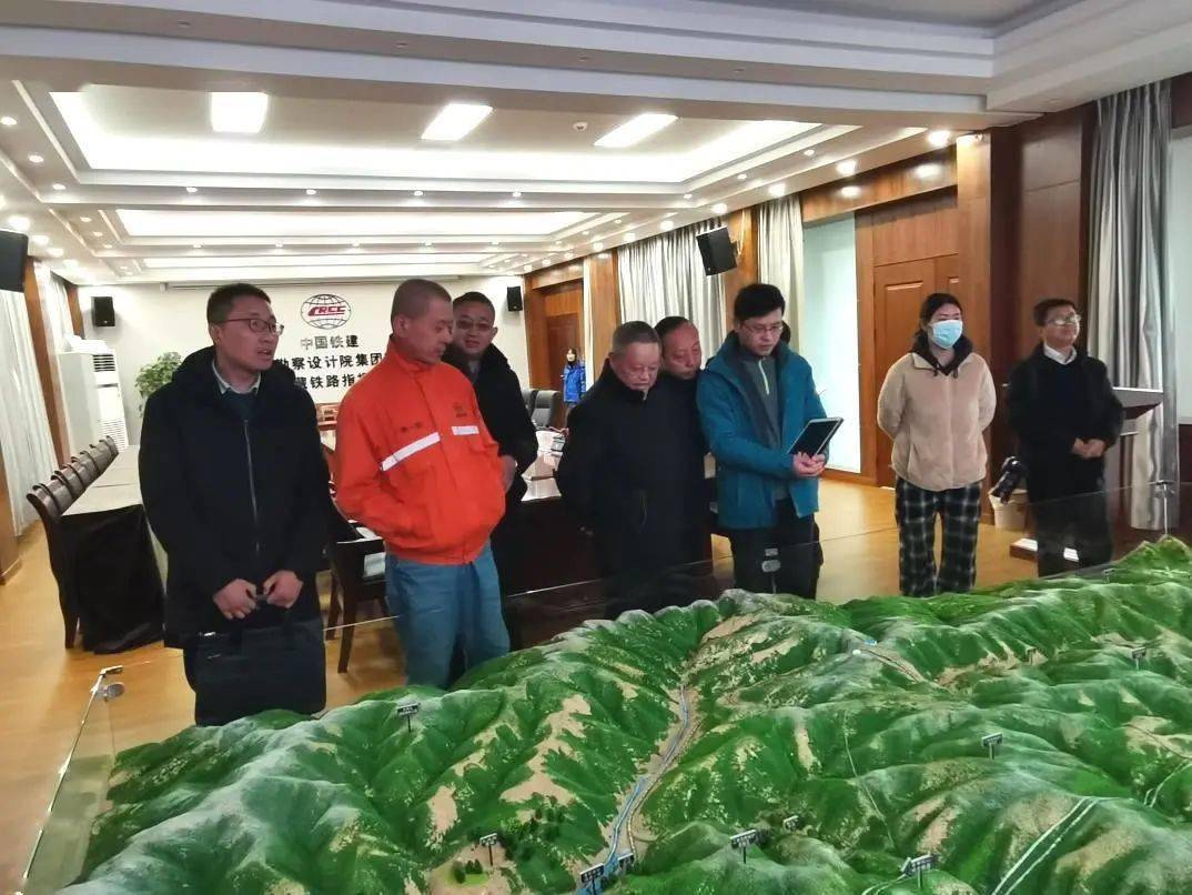 王纯丁一行观看了川藏铁路建设影像资料以及电子沙盘