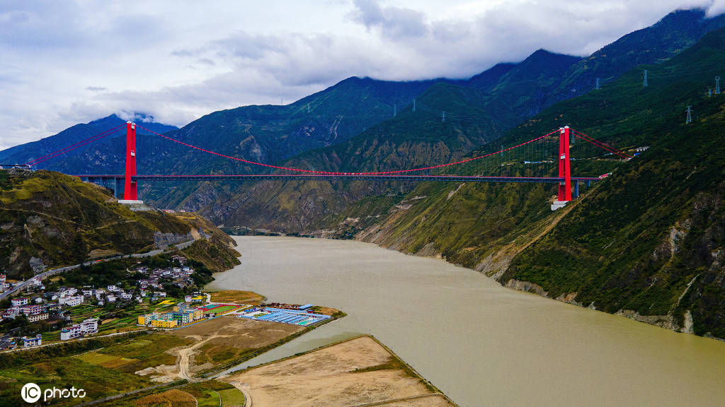 雅林段所经地区地理条件复杂,图为雅康高速大渡河特大桥 东方ic图