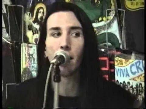 在他的画中,人物和动物颜色鲜艳却眼神空洞,身体骨瘦如柴,看似外型