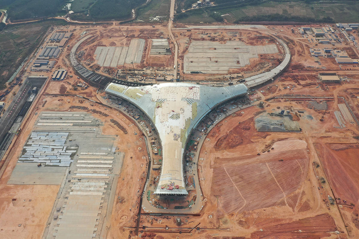 空中俯瞰位于吴川市塘03镇的湛江国际机场,主体结构已基本完成,形如