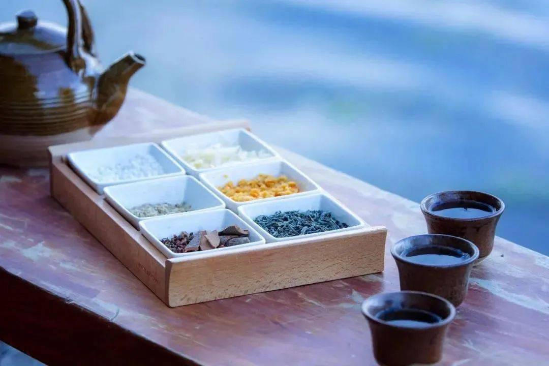 区 体验镇南月琴 在双廊古镇 体验白族刺绣 在周城村 体验白族三道茶