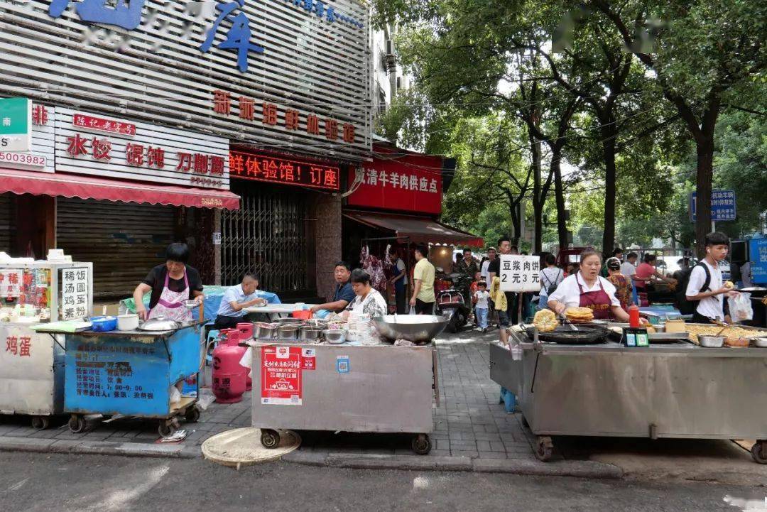 浓厚的市井氛围,让贵阳至今依然保留着大排档,路边摊文化,小吃店,小吃