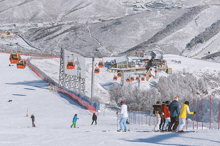 太舞滑雪小镇,滑雪爱好者络绎不绝.太舞滑雪小镇供图