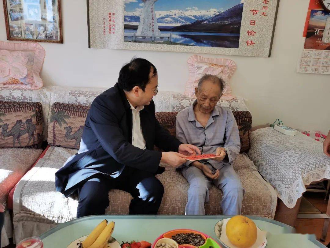 县委书记刘建昱春节前夕走访慰问离退休老干部