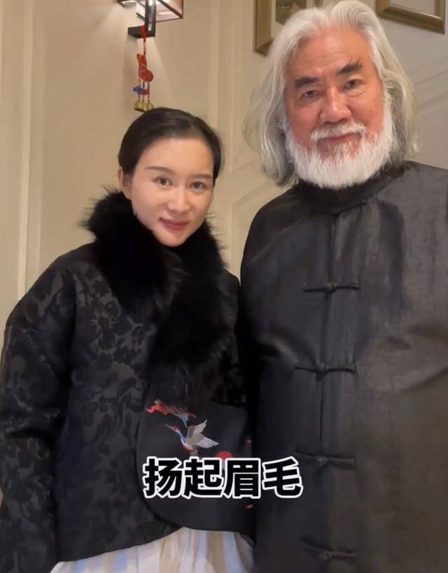 张纪中夫妇模仿超模脸妻子身着貂领棉衣38岁气质不输女明星