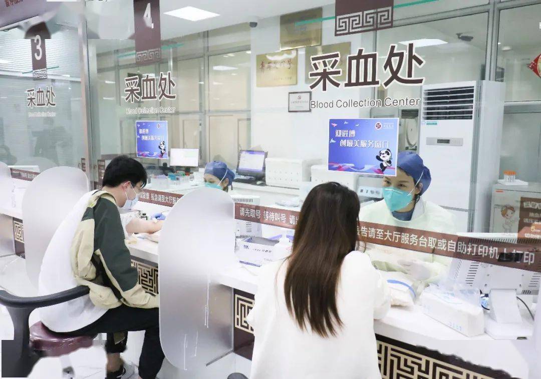 检验科窗口的工作比较繁忙,却代表了医院的对外形象.