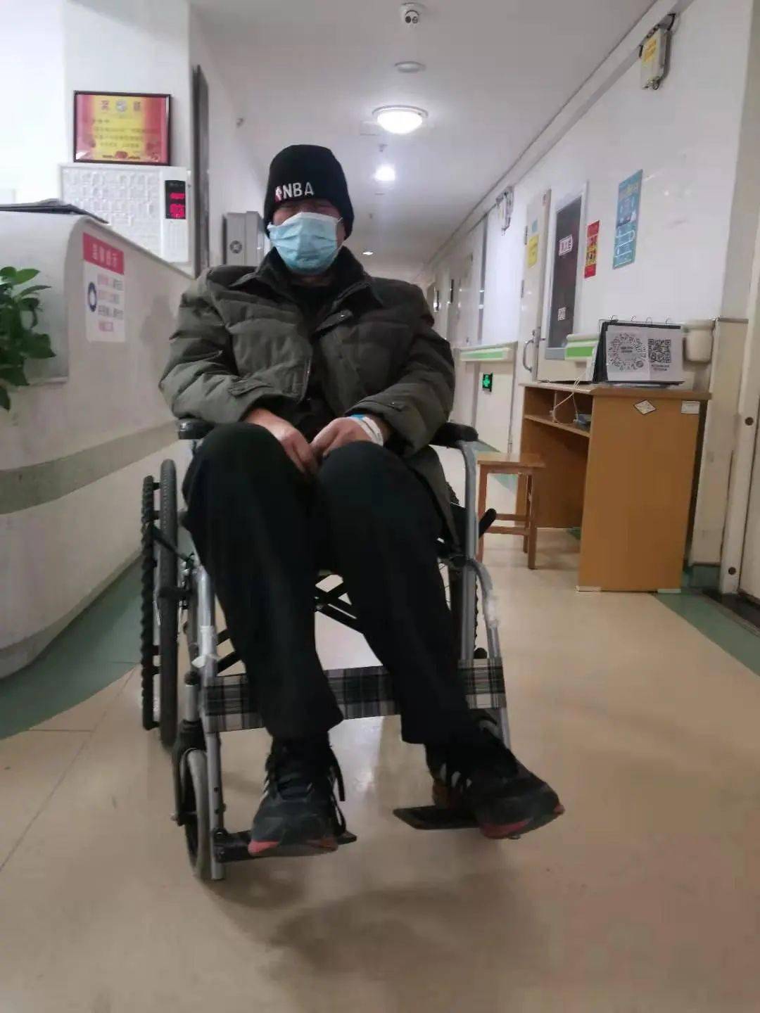 那位坐着轮椅来就诊的患者 推着轮椅走出了病区