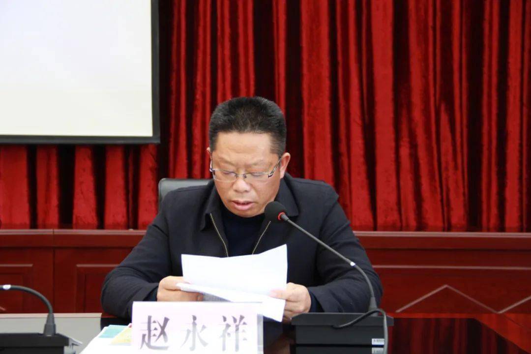 鹤庆县委副书记赵永祥主持会议鹤庆县副县长杨志国通报了全县疫情防控