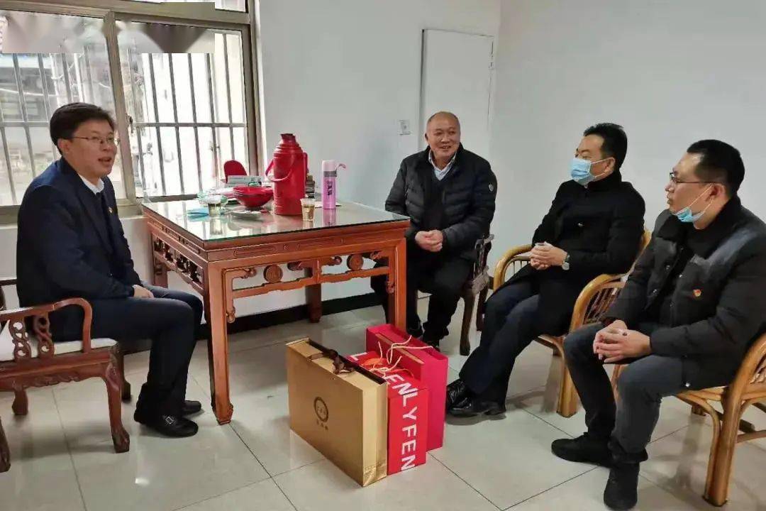 主席陈惠英,镇总工会副主席龚月红等领导陆续走访慰问了历届劳模代表