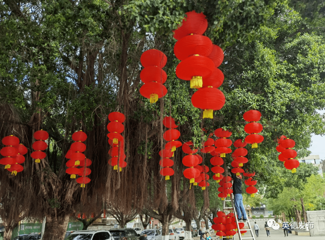 春节将至,英德街上大红灯笼高高挂!年味"包围"