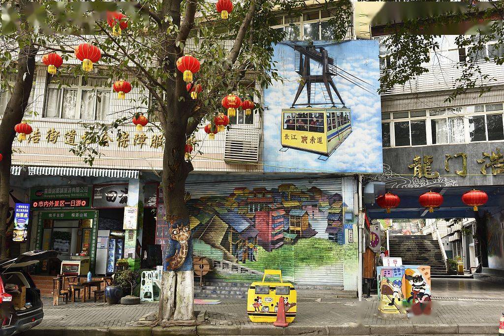 (来源:视觉中国)2021年2月8日,重庆南岸区龙门浩街道的壁画街一角.