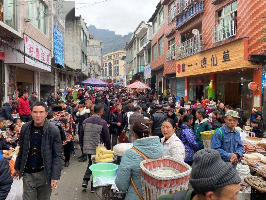 泉口镇岁末年关赶集忙部门联动保护航