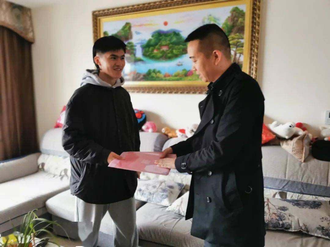 团市委副书记邱智强带队走访慰问我县留泰四类青年