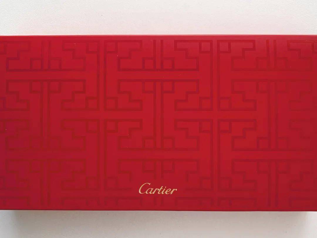 cartier 卡地亚今年依然用品牌经典的 猎豹元素作为红包的主设计 并