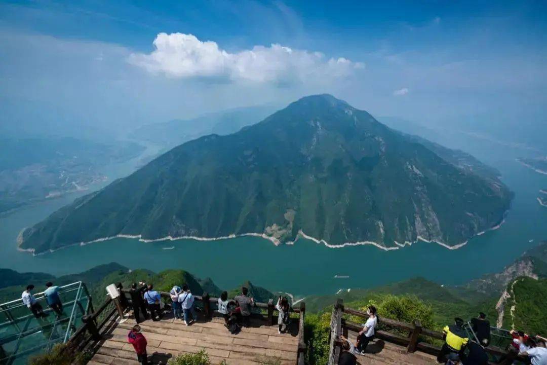 "三峡之巅"景区位于奉节长江北岸,全程十公里,游览景点十七处,坐拥
