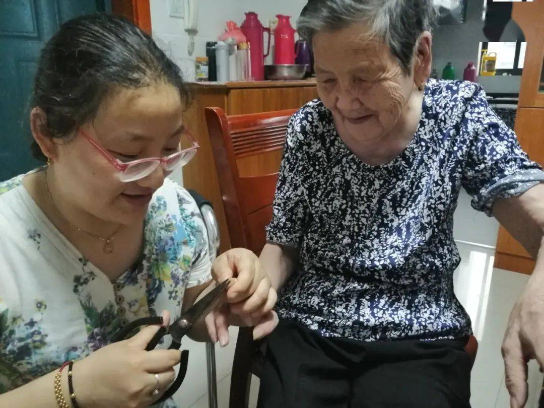 印丽俊家四代同堂,婆婆患有帕金森综合征,90岁的奶奶"老年病"缠身