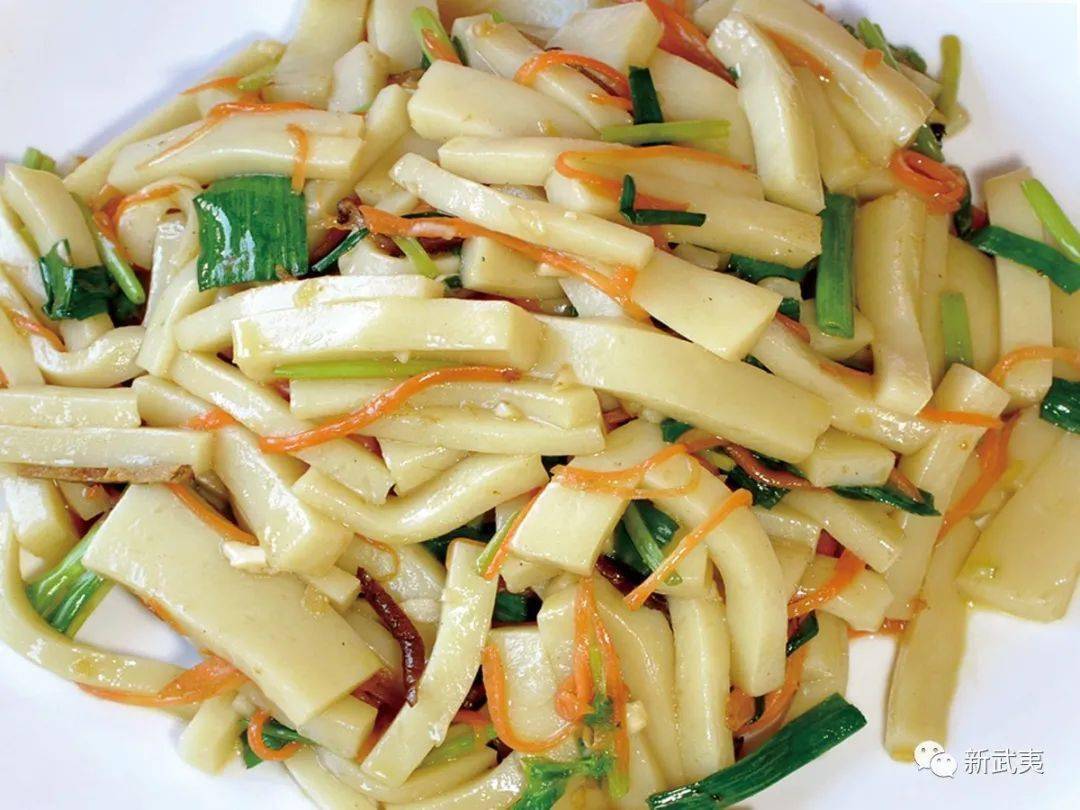 炒大米粿大米粿俗称黄碱粿,将粳米用柴灰碱水浸成黄色,蒸熟捣烂做成圆