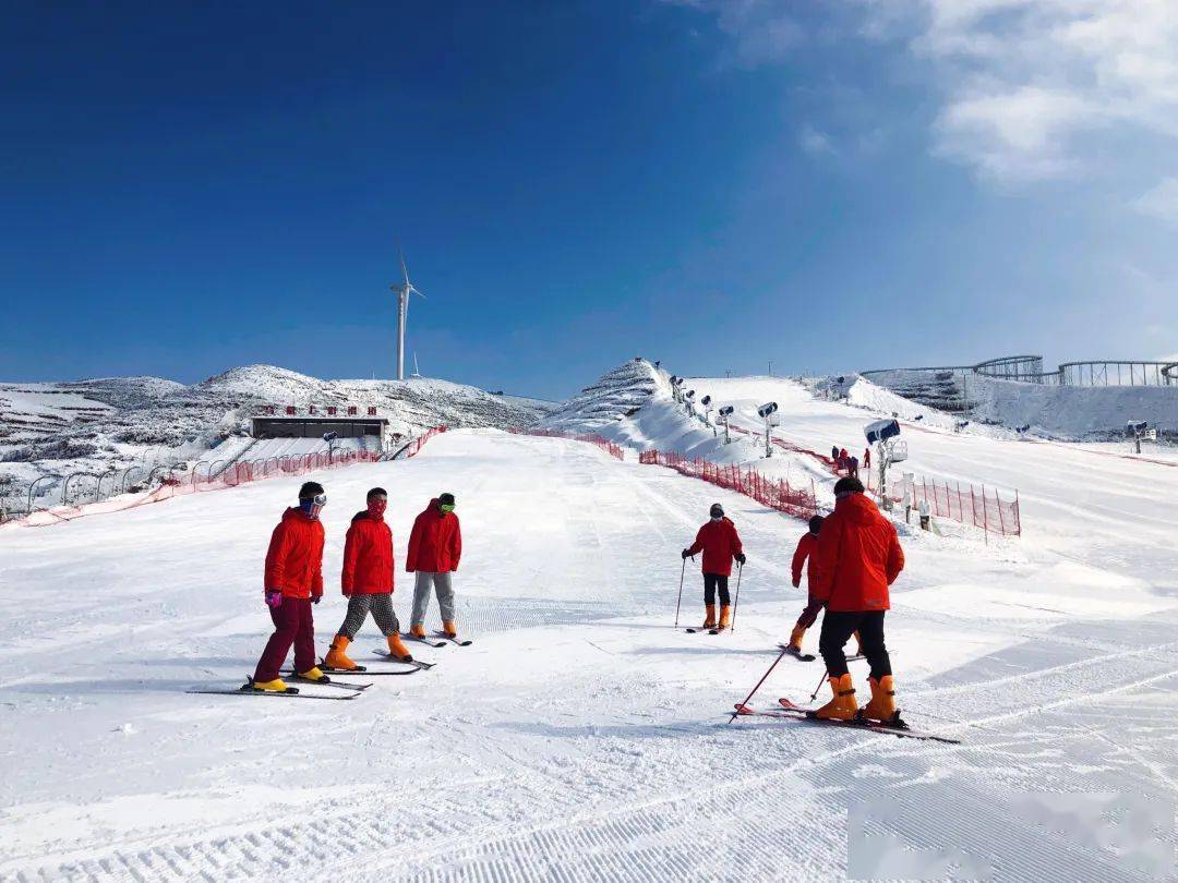 【盘州旅游】春节不打烊!这个春节乌蒙滑雪场邀您high翻天_游客