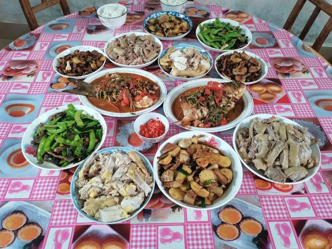 来自南宁市良庆区南晓镇的年夜饭—20建筑设备班莫明龙来自钦州市小