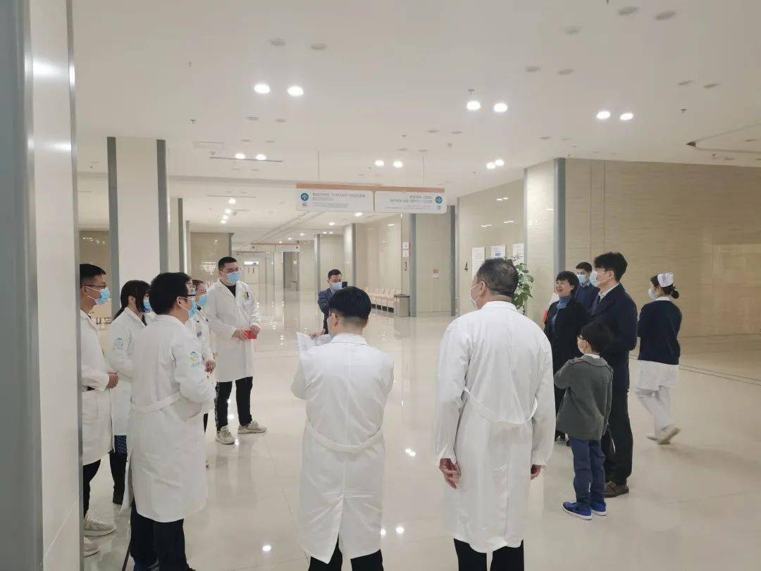 岁寒情深,2月12日(大年初一)上午,韩联合董事长带领韩建院长,医院