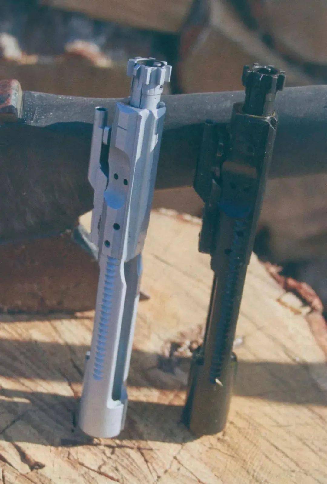 与军标ar15/m16的枪机组件(右)相比,lar47枪机组件(左)进行镀铬处理