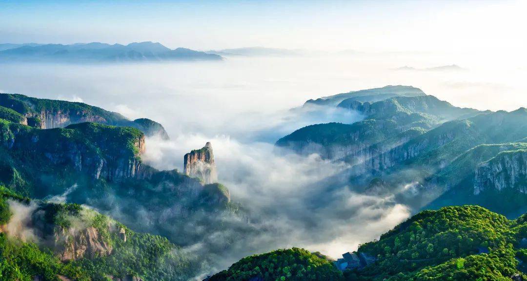 神仙居景区是中国十大旅游影响力文化景区,与故宫比肩.