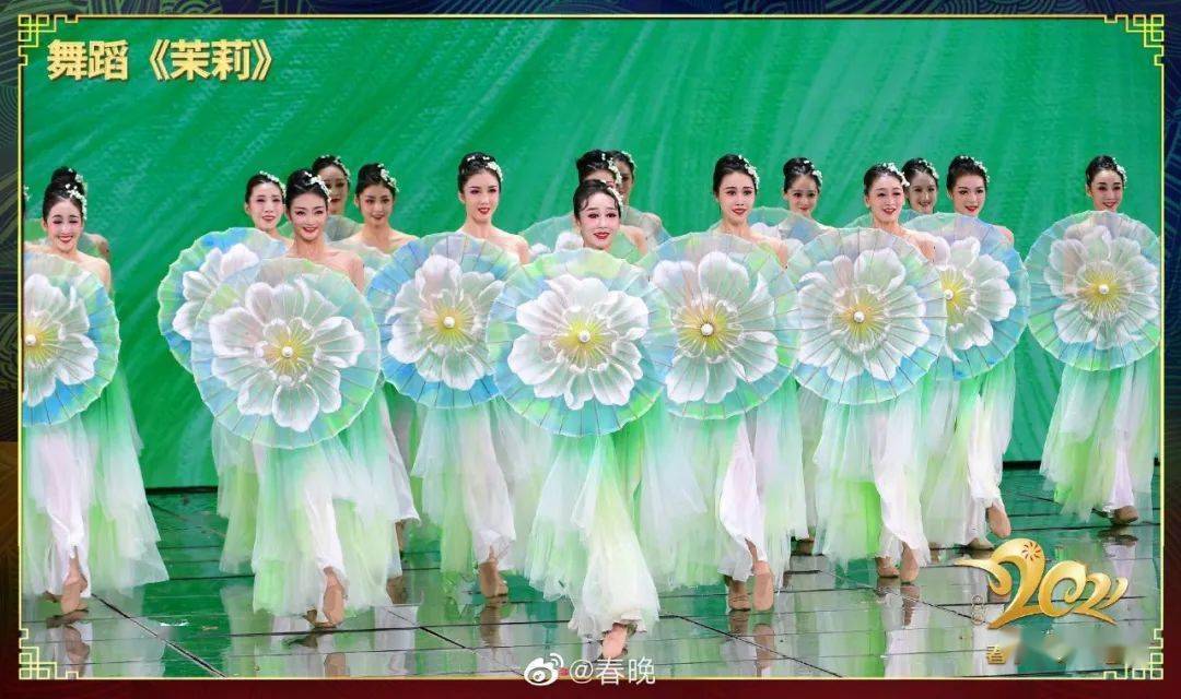 来自中国东方演艺集团的舞者们带来舞蹈《茉莉》,春风拂来,茉莉花开