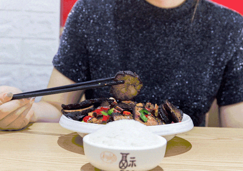 猪血 拌入剁碎的肥猪肉和豆腐 团成拳头大一个的丸子 用果木熏成黑色