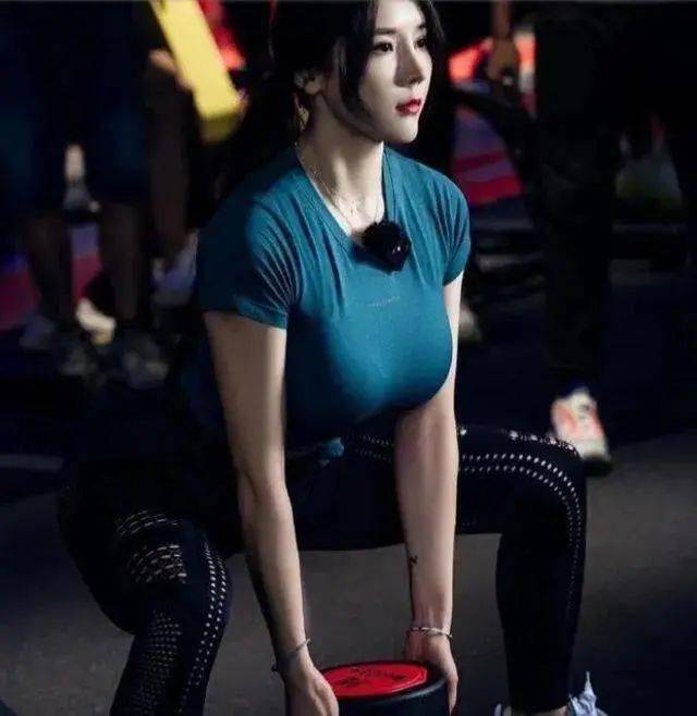 翘臀女孩刘太阳健美比赛超哇塞的女裁判身材让人过目不忘