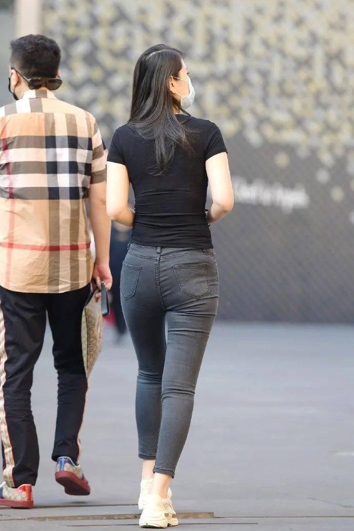 街拍美女:穿牛仔裤,风韵性感的长发美女
