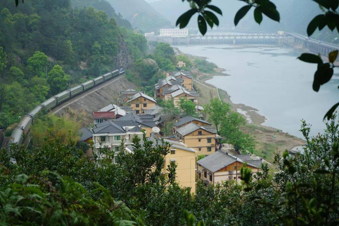 地点:青田县高市乡练岙村石门洞 门票: 石门飞瀑50元;石门飞瀑,伯温
