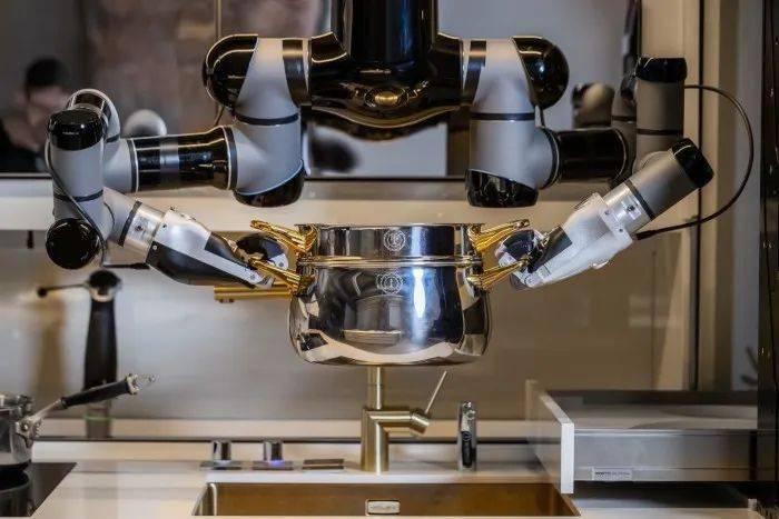 全球首个"机器人厨房"要上市了?做饭洗碗全包办,还是收纳大师!