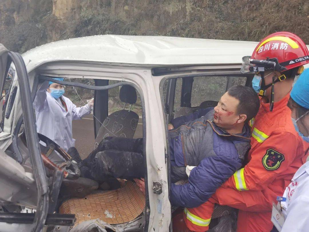 春节我在岗:突发车祸驾驶员被困,自贡消防紧急救援