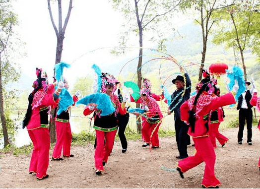 之古驿道上走河西,下走川陕的便利条件,使李子园产生了诸如小调,秧歌