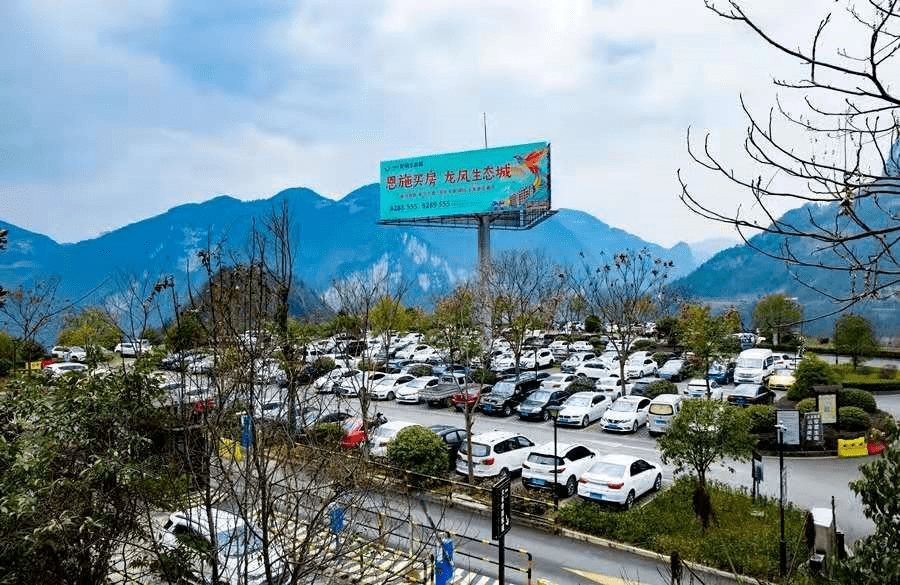石首桃源小镇吸引本地游客登桃花山,游三菱湖,感受小镇的湖光山色.