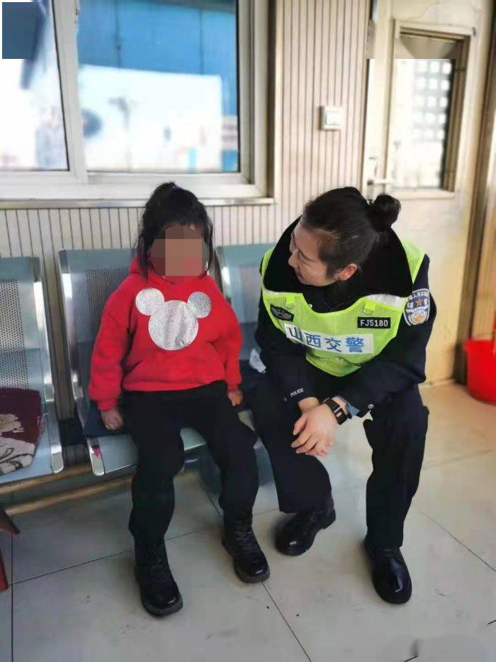 7岁女童超市走失 交警助其找到家人