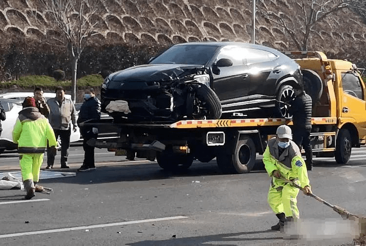 青岛一辆兰博基尼被交警送上拖车!目击者称:司机受伤已送往医院.