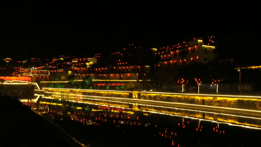 其实不止在后峧村, 涉县其他村落的夜景, 也一样的色彩斑斓,景致迷人