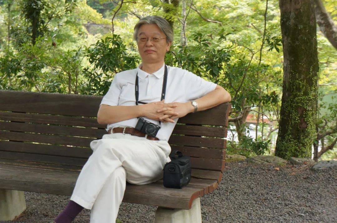 1982年2月,华东师范大学历史系本科 ; 1982年9月,复旦大学哲学系硕士