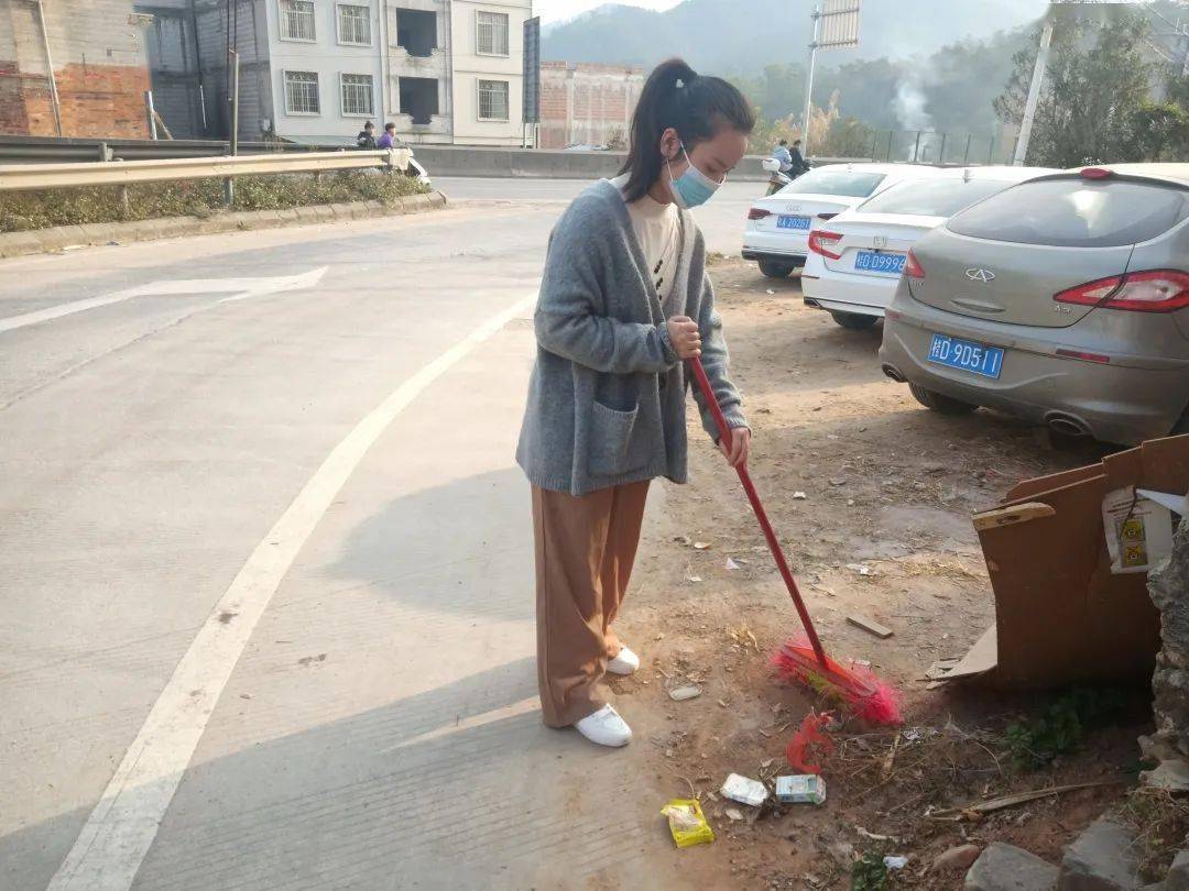1月19日罗华连在昙容社区附近打扫大街